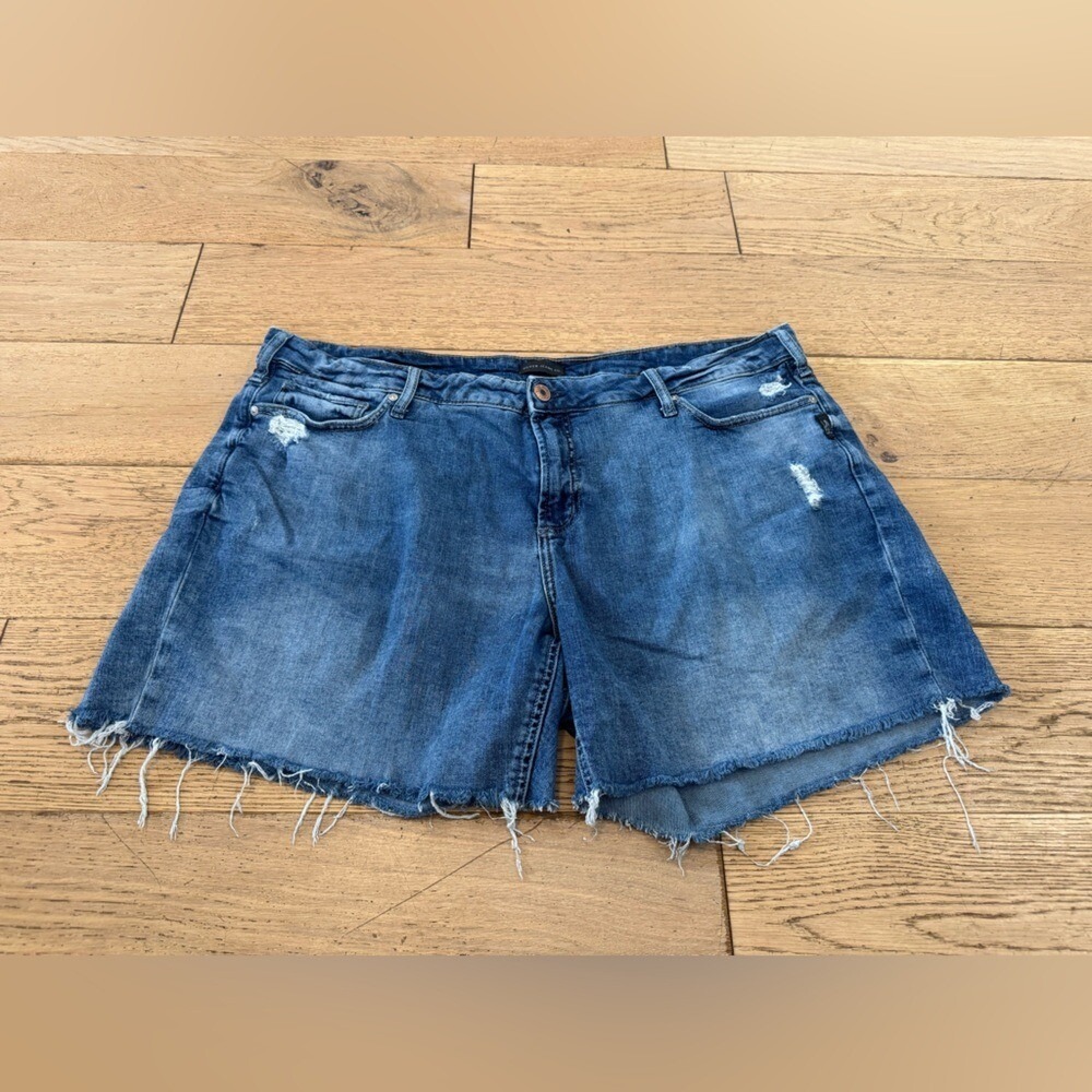 Silver Jeans Co Elyse Bermuda Denim Shorts Blue Distressed Raw Hem Size 18 (894)